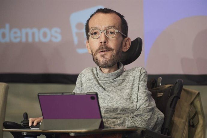 El portavoz de Podemos en el Congreso de los Diputados, Pablo Echenique, interviene durante un acto de Podemos-IU en el Palacio de Festivales, a 24 de mayo de 2023, en Santander, Cantabria (España). 