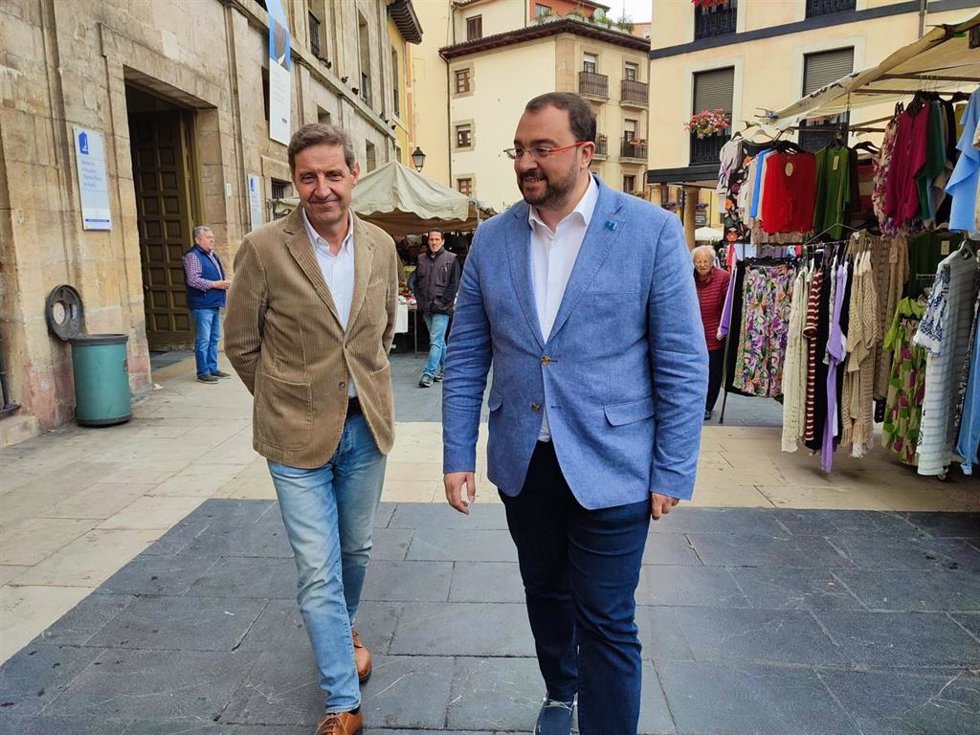 El candidato del PSOE a la Alcaldía de Oviedo, Carlos Fernández Llaneza, junto al presidente y candidato Adrián Barbón.