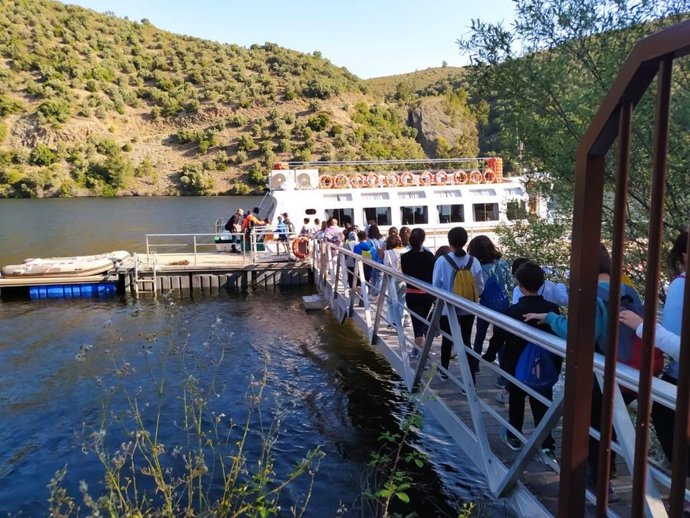 Escolares subiendo al barco Balcón del TAjo