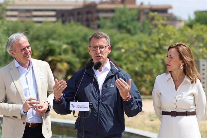 (I-D) El alcalde de Zaragoza y candidato del Partido Popular a la Presidencia del Gobierno de Aragón, Jorge Azcón; el presidente del Partido Popular, Alberto Núñez Feijóo, que interviene y la candidata del PP a la Alcaldía de Zaragoza, Natalia Chueca, d