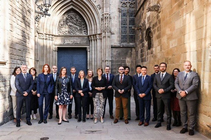 Foto de família dels delegats del Govern a l'exterior