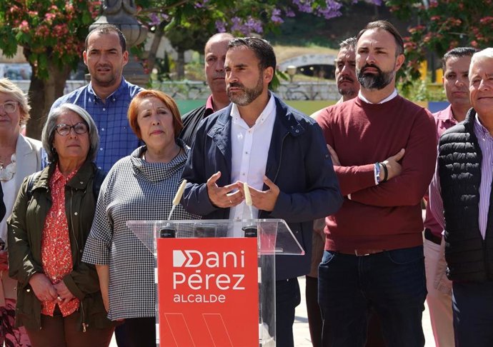 El candidato del PSOE a la Alcaldía de Málaga, Daniel Pérez, en rueda de prensa junto con intregrantes de la candidatura