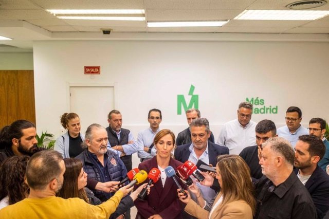 La candidata de Más Madrid a la Presidencia de la Comunidad, Mónica García, atiende a los medios de comunicación desde su sede de campaña.
