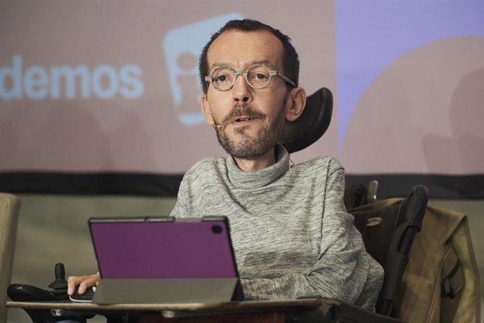 El portavoz de Podemos en el Congreso de los Diputados, Pablo Echenique, en un acto de Podemos-IU en el Palacio de Festivales de Cantabria, en Santander. 