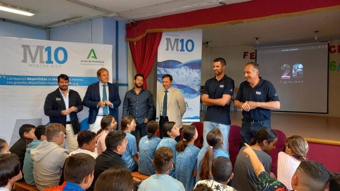 El deportista de vóley playa Adrián Gavira enseña los valores del deporte a estudiantes de Algeciras