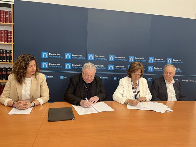 El obispo de Palencia y la presidenta de la Diputación, en el centro, durante la firma del acuerdo.
