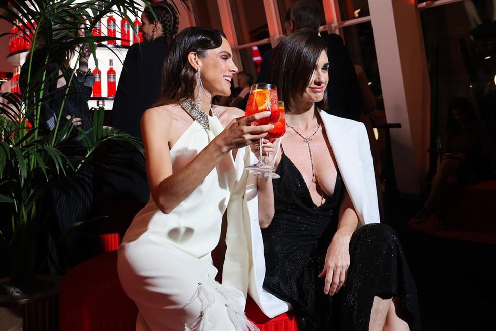Amaia Salamanca y Paz Vega, dos de las protagonistas de la fiesta con la que Campari y Bululú han celebrado  el cine español en el incomparable marco del festival de Cannes