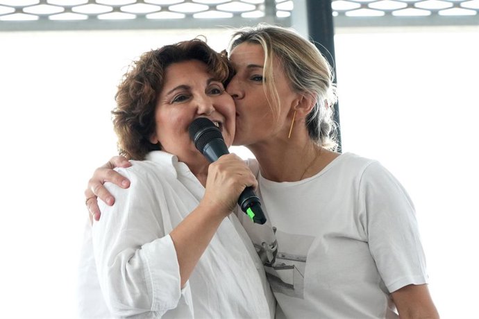 La coordinadora de Podemos Euskadi, Pilar Garrido (i) y la vicepresidenta segunda y ministra de Trabajo, Yolanda Díaz (d), durante un acto electoral de Elkarrekin Podemos, a 24 de mayo de 2023, en Donostia-San Sebastián, Guipúzcoa, País Vasco (España). 