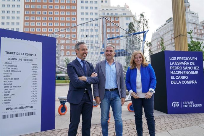 Juan Bravo, Elías Bendodo e Inmaculada Sanz en un acto del PP denunciando la subida de los precios de la cesta de la compra