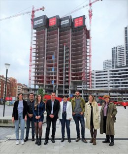 El candidato a diputado general de Bizkaia por EH Bildu, Iker Casanova, y la candidata a alcaldesa de la villa por la formación, María Del Río, durante un acto de campaña para hablar de política de vivienda