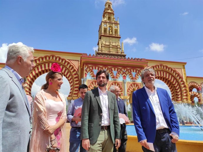 Adrián Vázquez con Jesús Lupiáñez y representantes de CS en la portada de la Feria de Córdoba.
