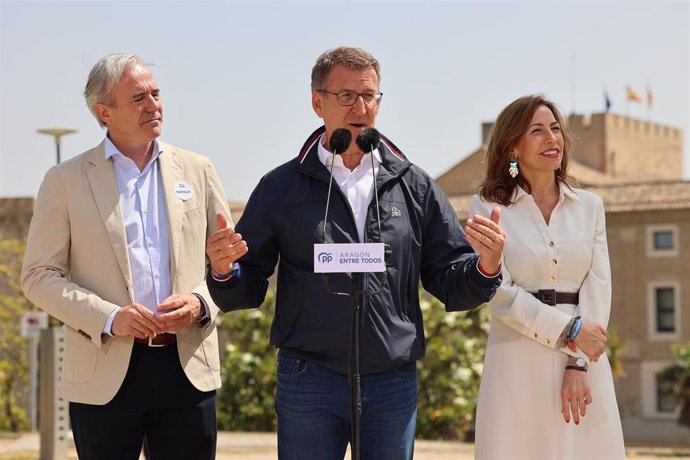 (I-D) El alcalde de Zaragoza y candidato del Partido Popular a la Presidencia del Gobierno de Aragón, Jorge Azcón; el presidente del Partido Popular, Alberto Núñez Feijóo, que interviene y la candidata del PP a la Alcaldía de Zaragoza, Natalia Chueca, d