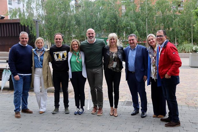El portavoz del PNV en el Congreso, Aitor Esteban, junto a candidatos en un acto electoral en Trapagaran.