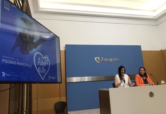 La concejal de Deportes, Cristina García; y la presidenta del Patronato Municipal de Educación y Bibliotecas, la concejal Paloma Espinosa, informan de la temporada estival de piscinas y de las actividades culturales que lleva aparejadas.