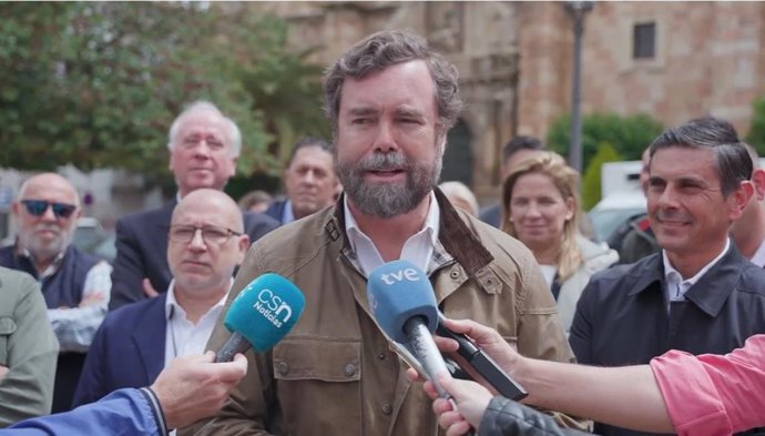 Espinosa de los Monteros atiende a los periodistas en Mancha Real.