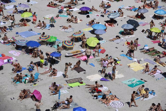 Archivo - 18 August 2022, Spain, Llucmajor: People crowd at Cala Pi beach amid high temperatures. Photo: Clara Margais/dpa
