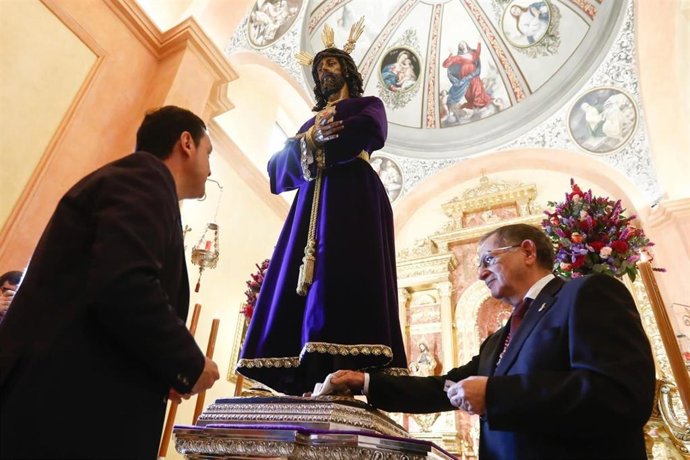 Javier Aureliano García en el besapies del Jesús Cautivo de Medinaceli