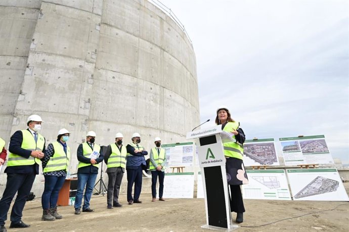 Archivo - La consejera de Agricultura, Carmen Crespo, en una visita a la EDAR Los Vados