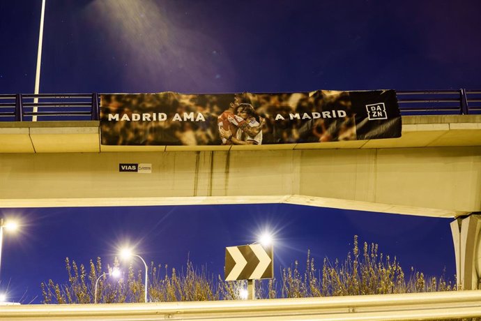 Archivo - 'Madrid ama a Madrid', la pancarta de DAZN en la previa del derbi madrileño