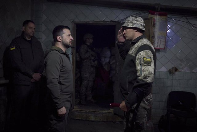 El presidente ucraniano, Volodimir Zelenski, condecora a un soldado en una de sus visitas al frente.