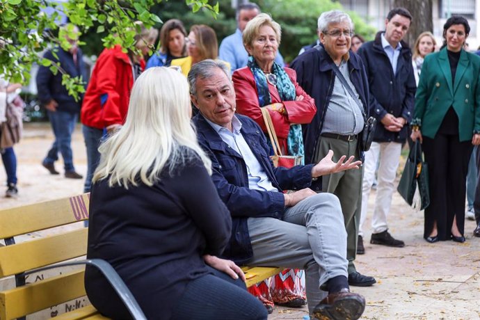 El candidato del PP a la Alcaldía de Sevilla, José Luis Sanz, en la Macarena.