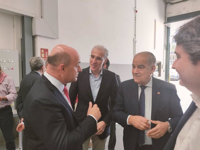 El vicepresidente primero de la Xunta, Francisco Conde, en una visita a Emenasa Industria en Vigo, para presentar el resultado de un proyecto de ID+i con Anfaco para control alimentario.