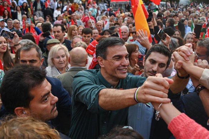 El secretario general del PSOE y presidente del Gobierno, Pedro Sánchez (c), saluda a los asistentes a un acto electoral del PSOE, en la Alcazaba, a 23 de mayo de 2023, en Badajoz, Extremadura (España). 