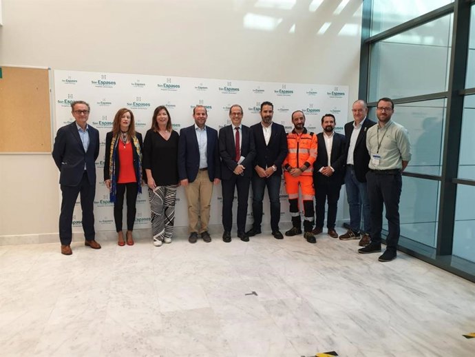 La consellera de Salud y Consumo, Patricia Gómez; el conseller de Medio Ambiente y Territorio, Miquel Mir, y el gerente de Son Espases, Josep Pomar, junto a respresentantes del sector sanitario de Baleares