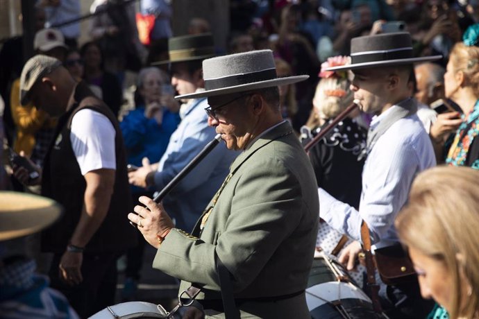 Romeros de la Hermandad del Rocío de Sevilla camino a la aldea almonteña. A 24 de mayo de 2023, en Sevilla (Andalucía, España). La romería del Rocío ya se ha puesto en marcha. Miles de peregrinos caminan ponen rumbo para postrarse ante la Blanca Paloma 