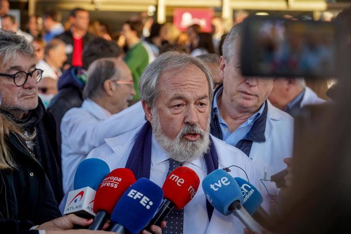 Archivo - El presidente del Colegio de Médicos de Sevilla, atiende a los medios de comunicación, en una foto de archivo.