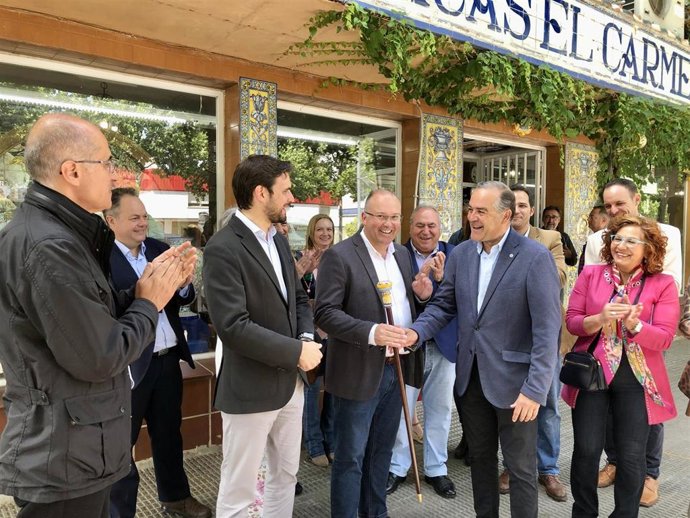 El vicesecretario de Organización del PP, Miguel Tellado, y el portavoz del PP y candidato a las Cortes regionales por la provincia de Toledo, Santiago Serrano, y el candidato a la Alcaldía de Talavera, José Julián Gregorio.