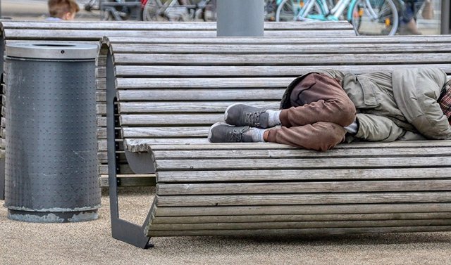 Imagen de una persona sin hogar.