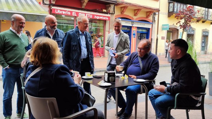 El candidato del PP, Diego Canga, en su visita a Ribadesella.