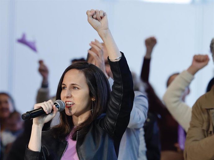 La secretaria general de Podemos y ministra de Derechos Sociales y Agenda 2030, Ione Belarra, interviene durante un acto de campaña, en el Palacio de Congresos, a 20 de mayo de 2023, en Zaragoza, Aragón (España).   