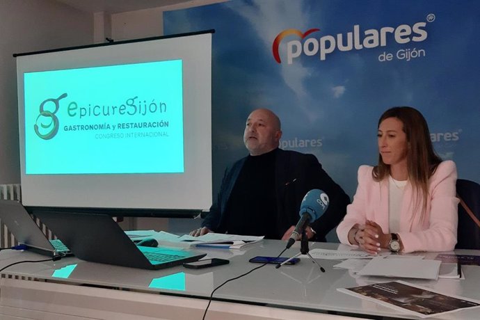 La candidata del PP a la Alcaldía de Gijón, Ángela Pumariega,  en rueda de prensa en la sede 'popular' junto al número 5 de la candidatura municipal, Guzmán Pendás