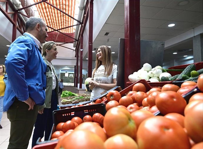 La candidata del PP a la Junta, María Guardiola, durante su visita a un mercado en Castuera.
