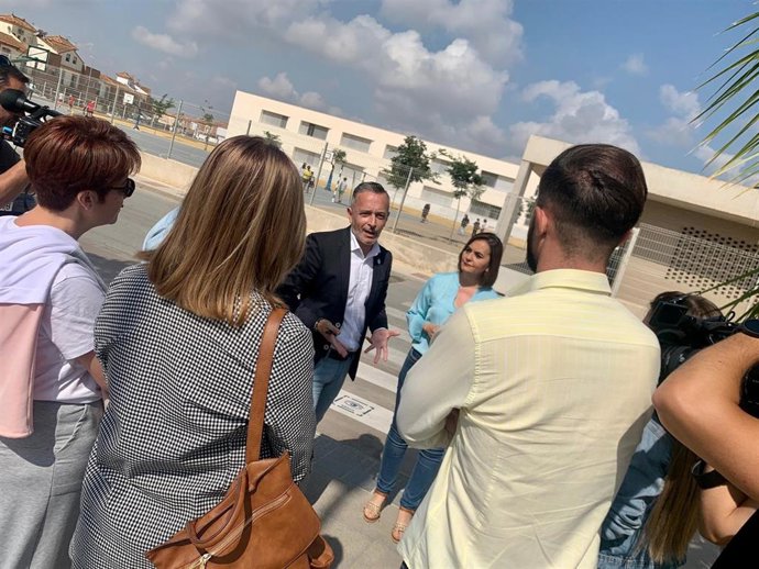 Rafael Recio y Trinidad Ruiz, en un acto electoral en Alcalá del Río.