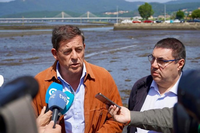 El delegado del Gobierno en Galicia, José Ramón Gómez Besteiro, y el candidado a Alcaldía de Noia, Fran Pérez, en declaraciones a los medios