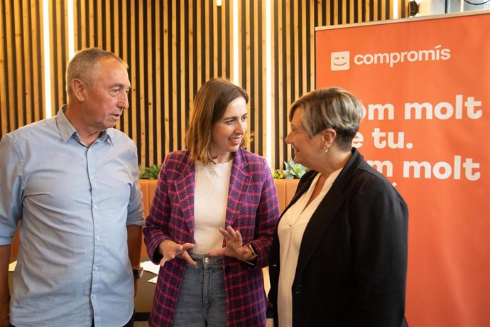 El candidato de Compromís a la Presidencia de la Generalitat, Joan Baldoví, la miembro de Compromís y consellera de Educación, Raquel Tamarit, y la candidata a la alcaldía de Elche, Esther Díez.