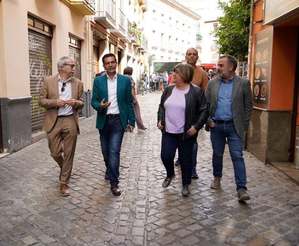 Paco Cuenca, con miembros de su candidatura en la calle Elvira