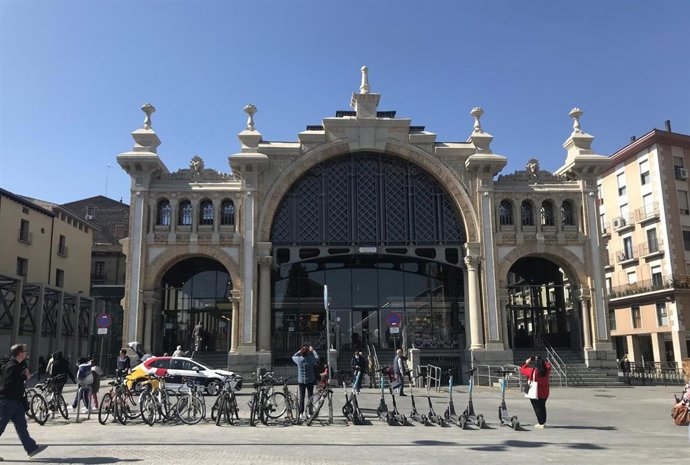 Archivo - Mercado Central de Zaragoza, fachada norte, en la zona de las Murallas romanas