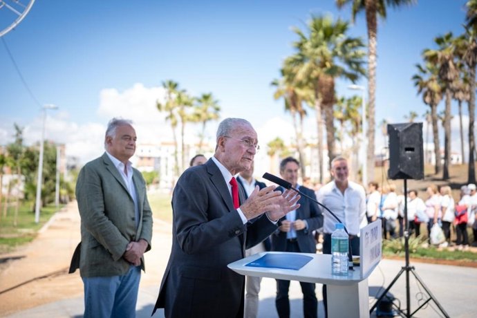El portavoz del Partido Popular Europeo, Esteban González Pons, junto al alcalde de Málaga, Francisco de la Torre, en rueda de prensa