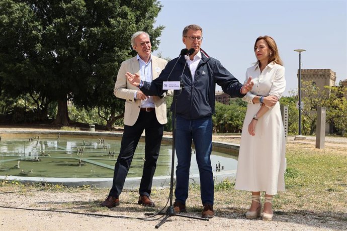  El alcalde de Zaragoza y candidato del Partido Popular a la Presidencia del Gobierno de Aragón, Jorge Azcón; el presidente del Partido Popular, Alberto Núñez Feijóo, y la candidata del PP a la Alcaldía de Zaragoza, Natalia Chueca.