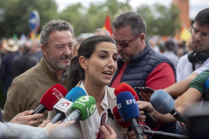 La candidata de Vox para presidir la Comunidad, Rocío Monasterio, ofrece declaraciones durante la manifestación por la defensa del territorio rural y el sector primario, a 14 de mayo de 2023, en Madrid, (España). La plataforma SOS Rural ha convocado est