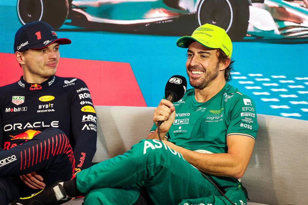 Fernando Alonso sonríe junto a Max Verstappen tras el Gran Premio de Miami 2023
