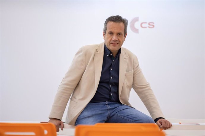 El candidato de Ciudadanos Tú-Aragón a la Presidencia de Aragón, Carlos Ortas, posa tras una entrevista para Europa Press, en la sede de Ciudadanos.