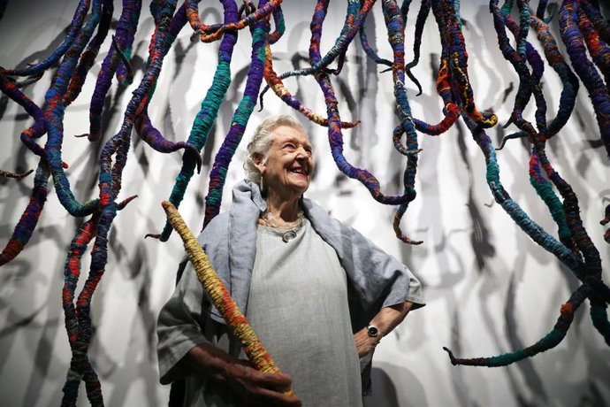 La artista Sheila Hicks en la exposición que se inaugura hoy, a 24 de mayo de 2023, en Málaga