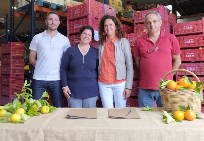 De izquierda a derecha: director comercial de Agromart, Xisco Martí,  directiva de Agromart, Apollnia Figuera, presidenta del Consell de Mallorca, Catalina Cladera y president de la Cooperativa de Sóller, Miquel Gual.