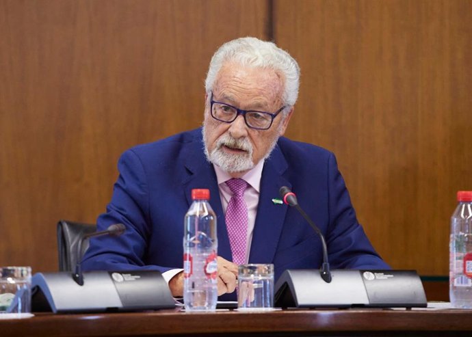 El Defensor del Pueblo andaluz, Jesús Maeztu, presenta en comisión parlamentaria el Informe anual 2022 de la institución