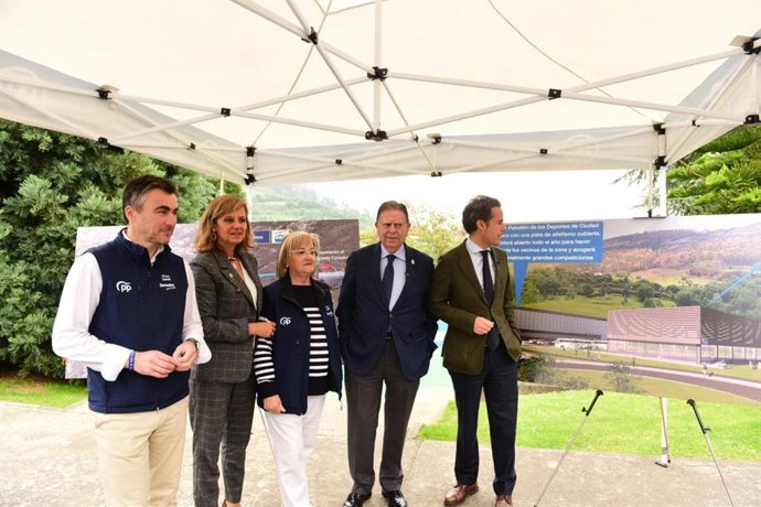 Alfredo Canteli, segundo por la izquierda